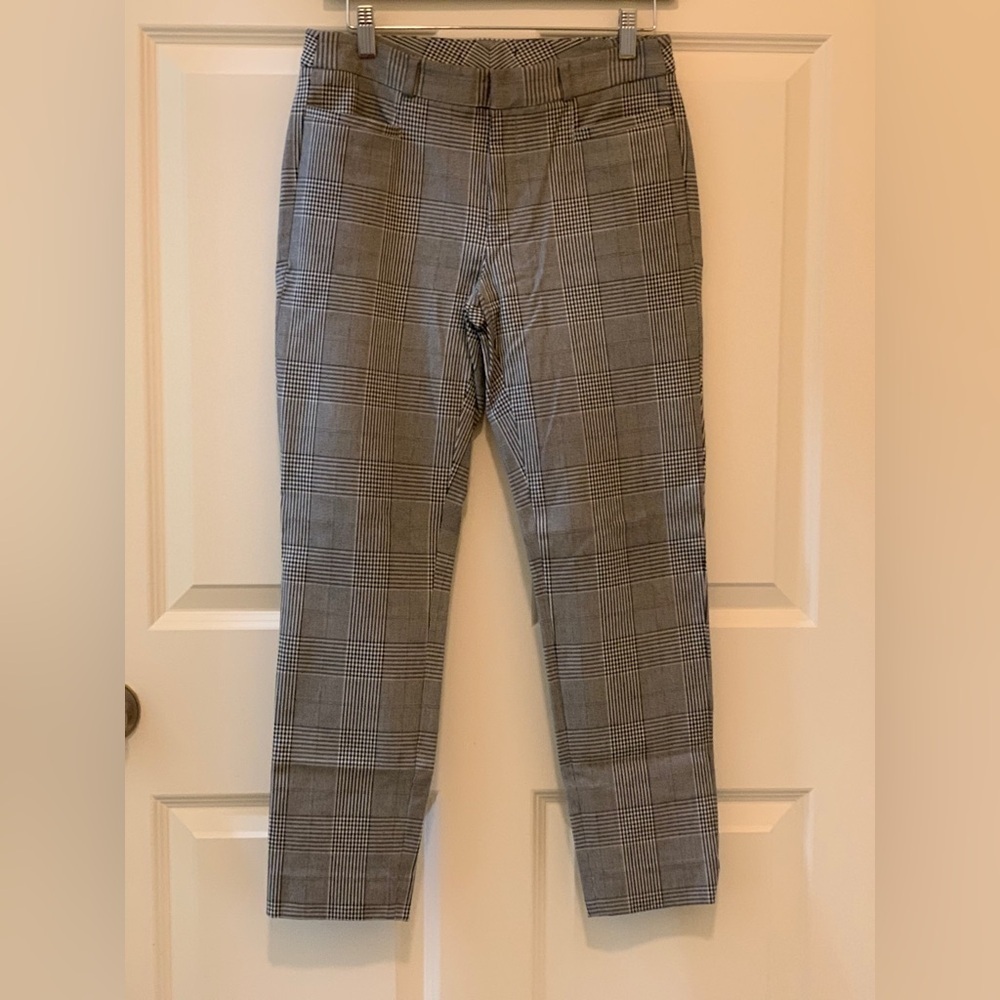 Banana Republic Black and White Sloan Skinny Ankle Pants. Size-4